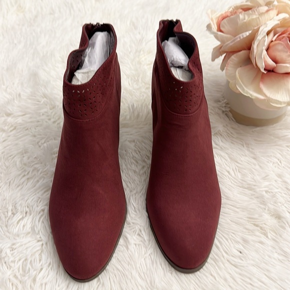 NEW Violet & Red Jackson laser cut ankle heel bootie women size 10 - Picture 2 of 6